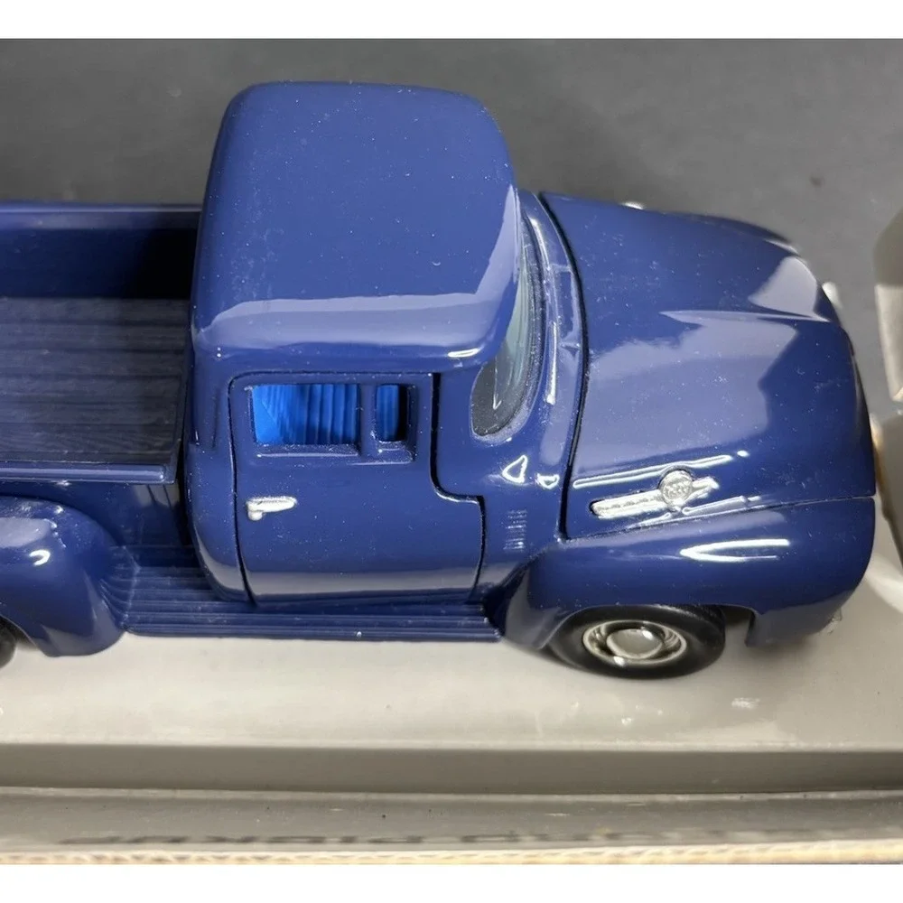 Motor Max 1956 Ford Pickup Diecast Model Truck Toys 1:24 Scale